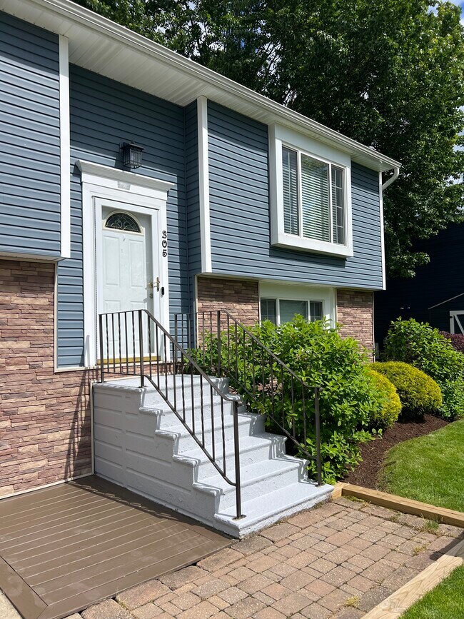 Building Photo - 305 Dolores Cir