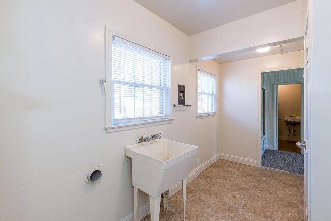 Building Photo - 1724 N West Ave