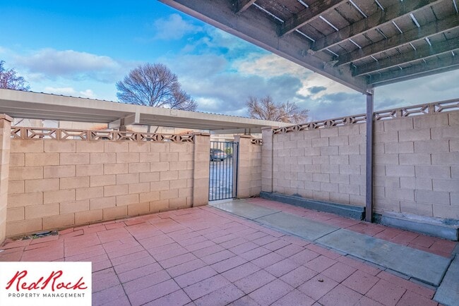 Building Photo - Charming 2 Bedroom Townhome