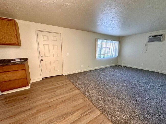 Building Photo - LARGE DOWNSTAIRS CORNER UNIT 2 BED 1 BATH ...