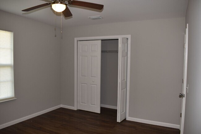 Building Photo - Quite peaceful 2 Bed, 1 Bath Duplex in Panama, FL - Perfect for Cozy Living!