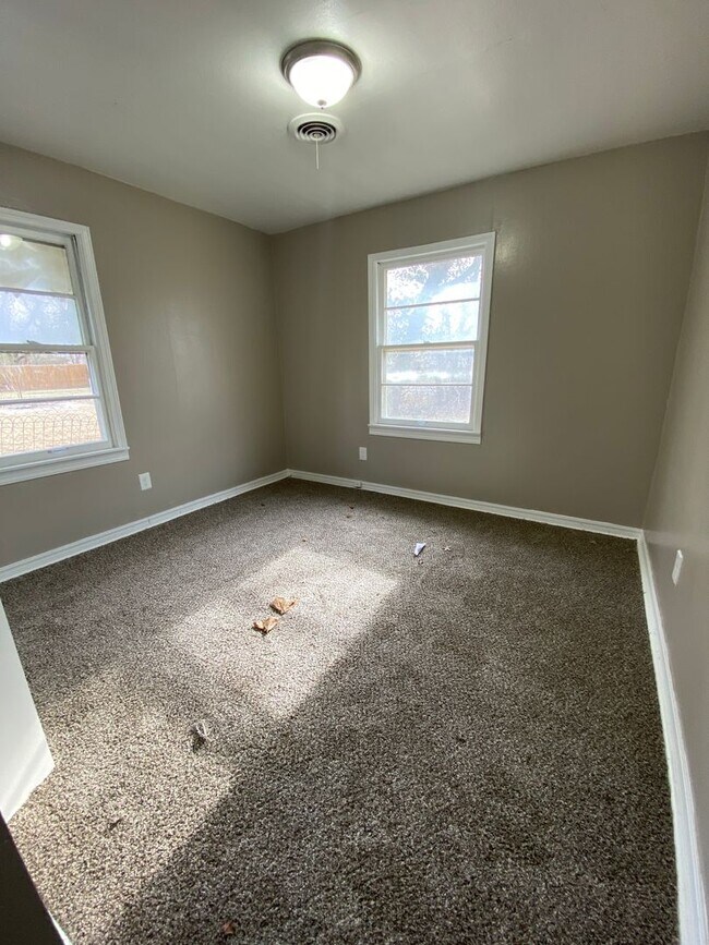 Building Photo - 4 Bedroom House Available now in Midwest City