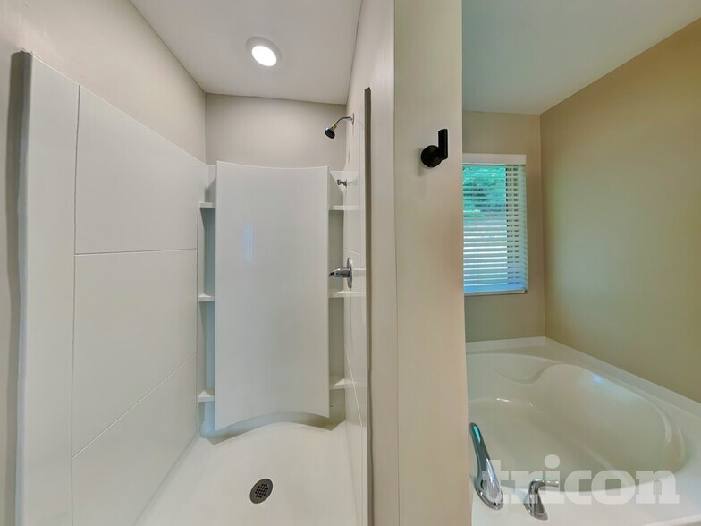 Building Photo - 456 Clematis Court