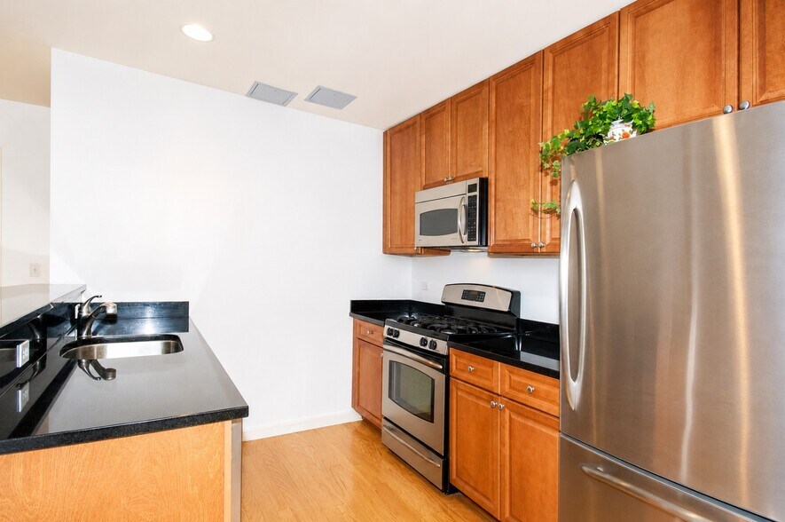 Building Photo - 659 1st St