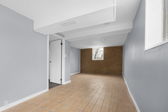 Building Photo - 134 E Clark St