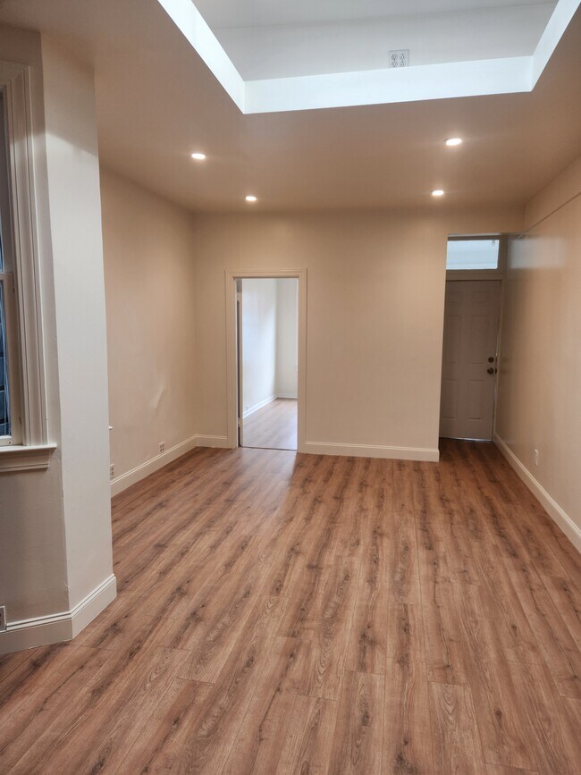 Building Photo - 166 Langton St