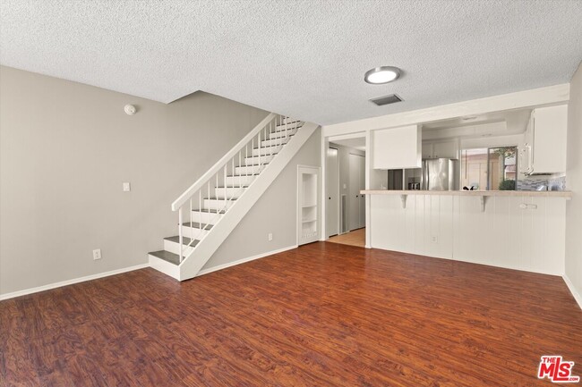 Building Photo - 5720 Owensmouth Ave