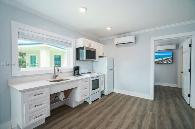 Building Photo - 17784 Front Beach Rd