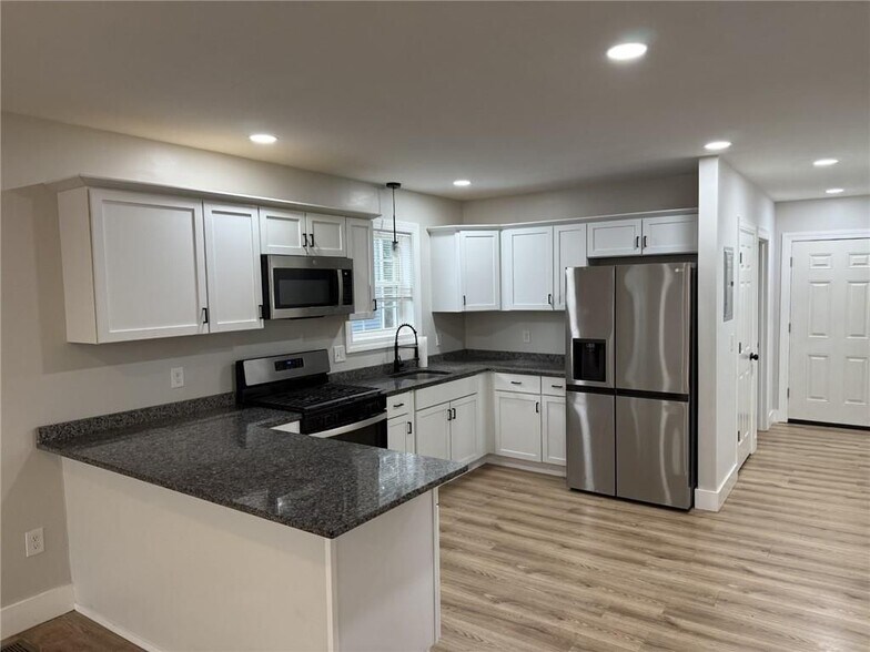 Building Photo - 697 Manton Ave