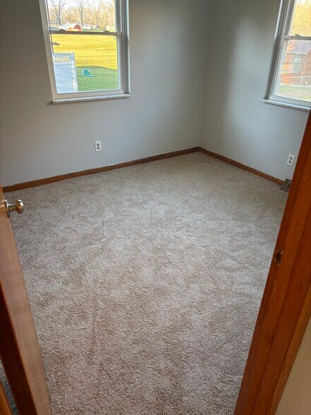 Brand new carpet and paint - 5155 Thursby Rd