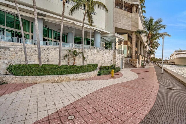 Building Photo - 325 S Biscayne Blvd