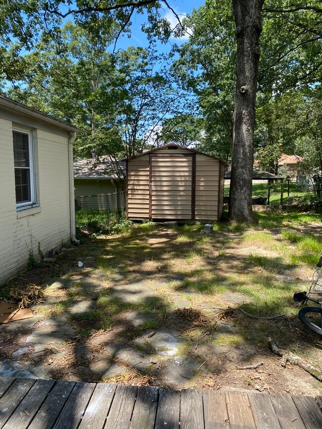 Building Photo - 704 Country Club Rd