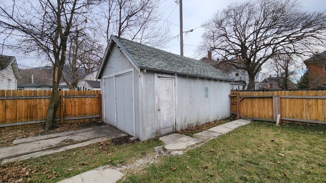 Building Photo - 405 E Spruce St