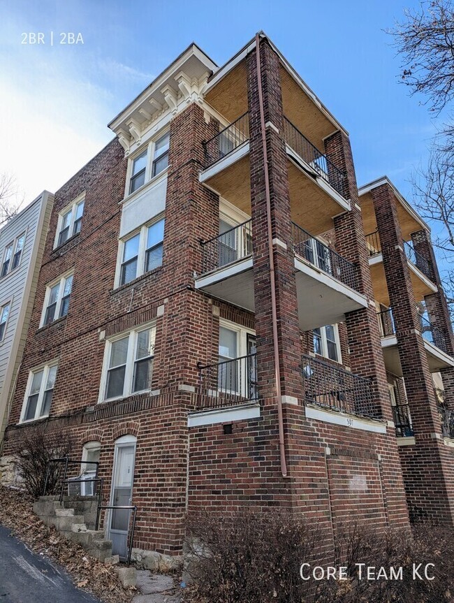 Primary Photo - Vintage building 2 bedroom with balcony