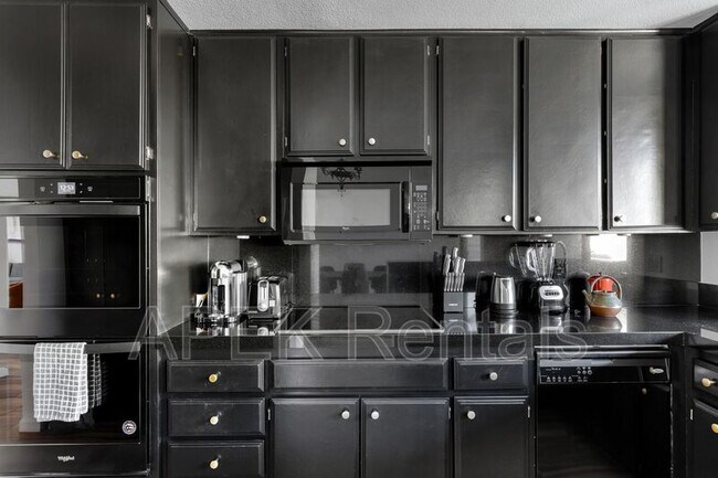 Building Photo - 2842 Sundance Cir W