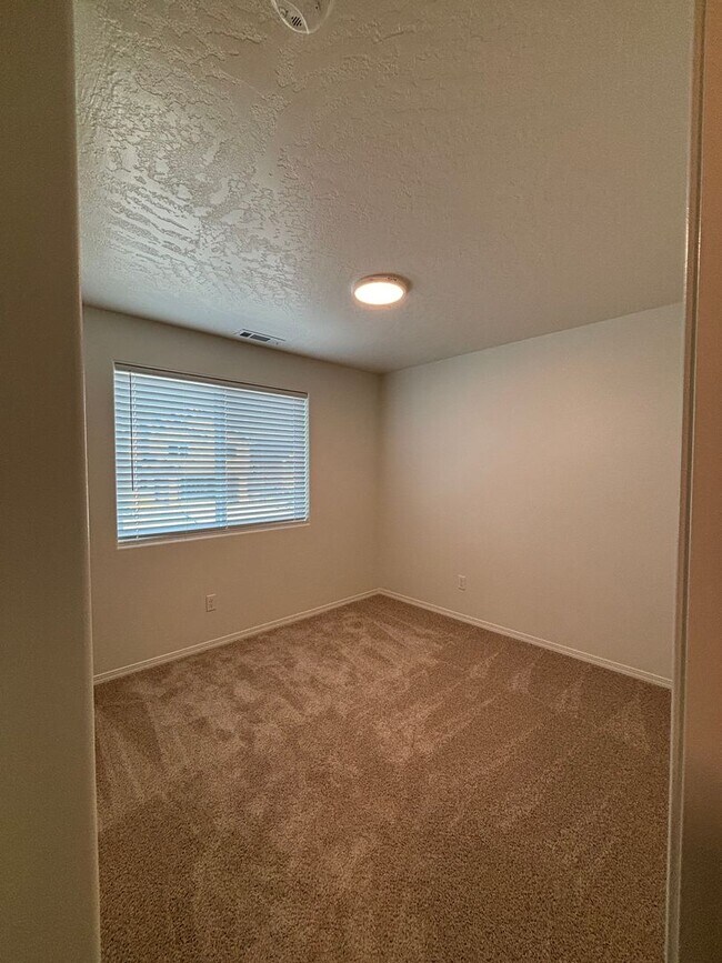 Building Photo - 3 bedroom/2.5 bathroom ready for move in