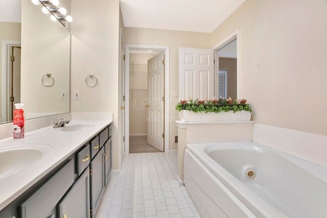 Building Photo - 8405 Hurstbourne Woods Pl