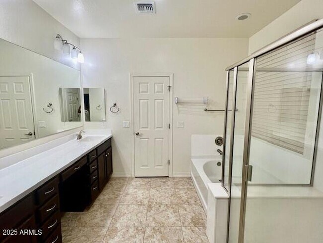 Building Photo - Gorgeous 4 bed 3.5 bath with Pool/Spa and ...