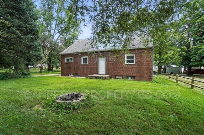 Building Photo - 822 Searles Rd