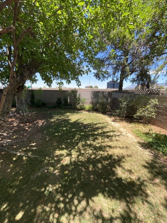 Building Photo - Beautiful Home Minutes from Uptown Albuquerque!