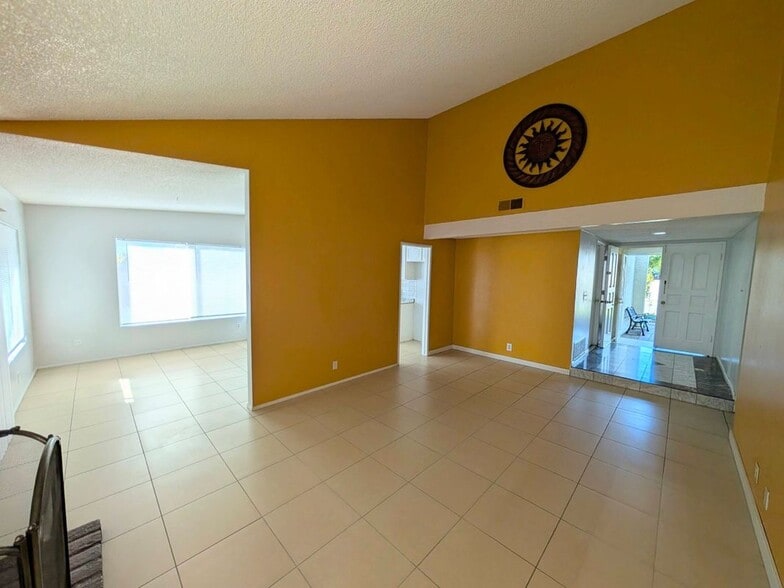 Building Photo - 914 W Alton Ave