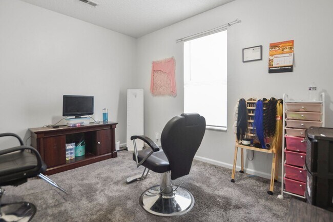 Building Photo - Pet Friendly Three Bedroom!