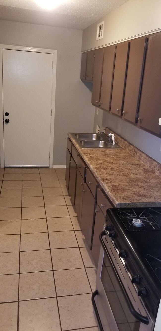 Building Photo - 1307-09 Halcomb ln