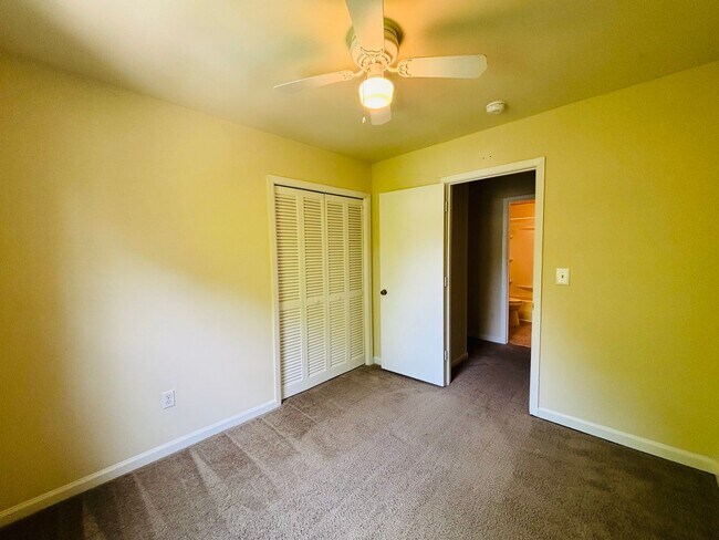 Building Photo - 4 Bedroom, 2.5 Bath Townhouse