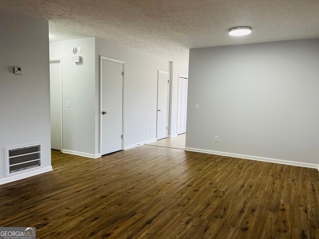 Building Photo - 104 Peachtree Ct