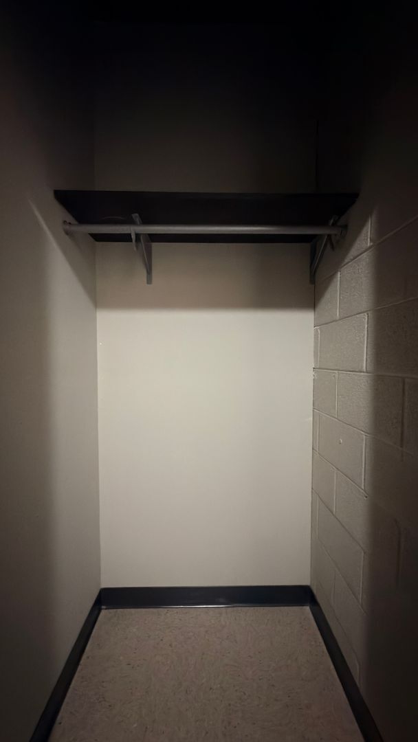 Building Photo - Studio Flat Downtown