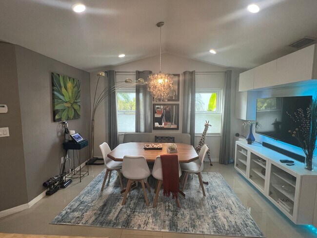 Building Photo - 3/2/2 Seasonal home in Deep Creek