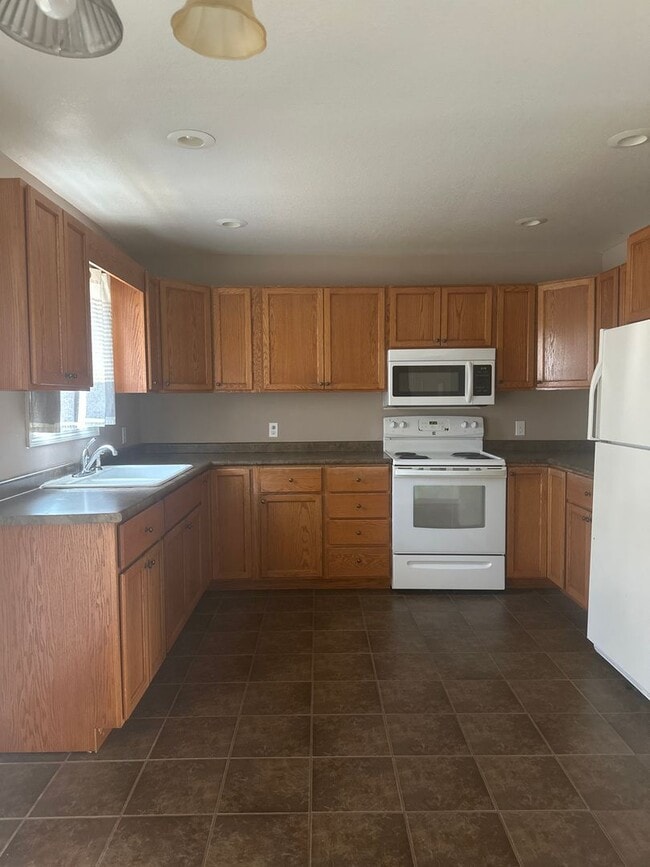 Building Photo - 3 bedroom townhouse