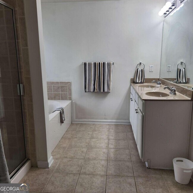 Building Photo - 608 Lofty Ln