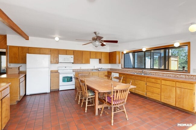 Building Photo - Soulful Mountain Sanctuary in Ashland - Av...