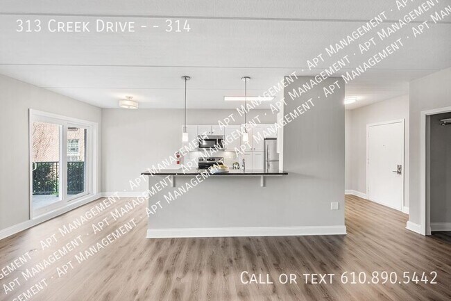 Building Photo - 313 Creek Dr