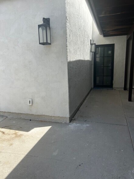 Building Photo - 926 E Dryden St