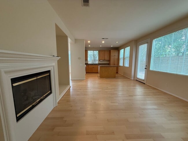 Building Photo - 2 story 4 bed, 3 bath home in Simi Valley