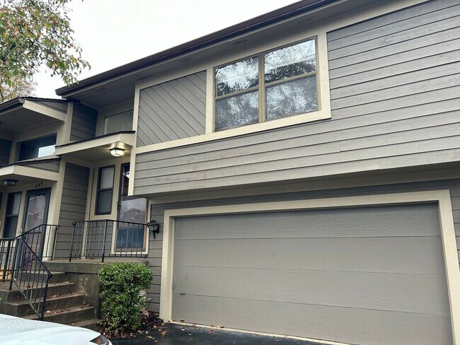 Building Photo - 647 Hidden Valley Ct