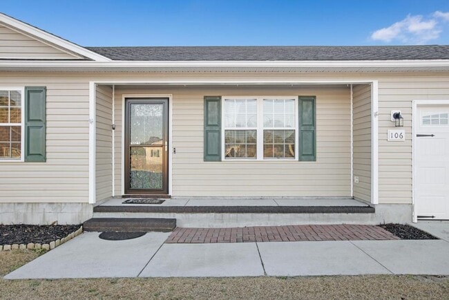 Building Photo - Adorable Richlands Home!