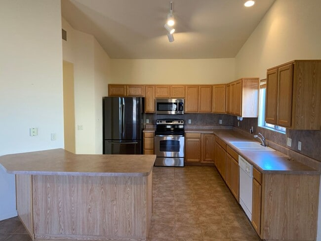 Building Photo - 4BD/2BA/2CG 1900 sf in Canyon de Flores subdivision, Sierra Vista, AZ