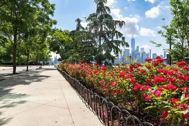 Building Photo - 45 River Dr S