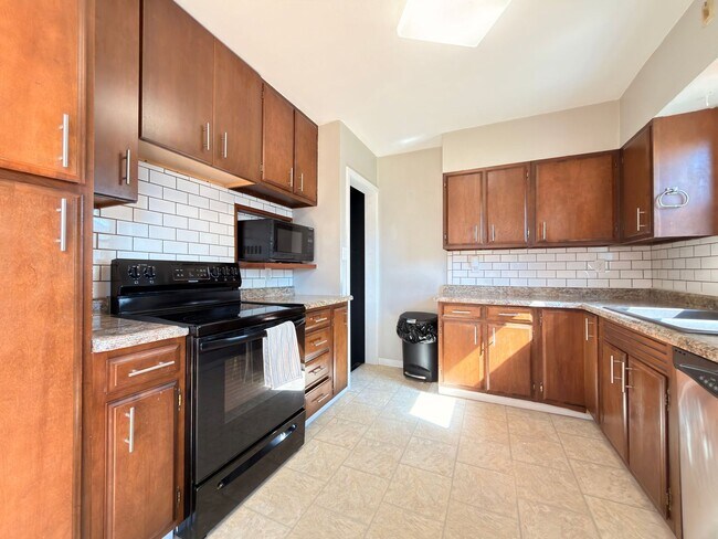 Building Photo - $1,450 | 2 Bedroom 1 Bath Home | Washer & Dryer | Garage
