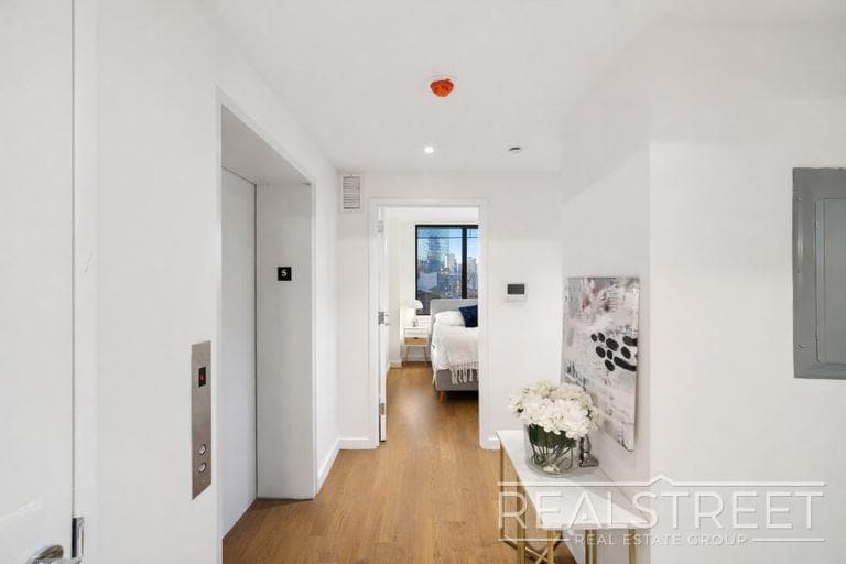 Building Photo - NO FEE Luxury Waterfront 2 Bedroom with wrap around terrace!