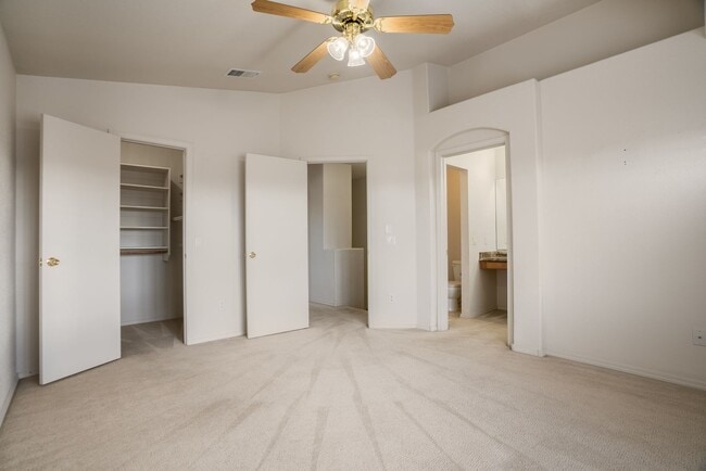 Building Photo - San Antonio Condos Gem!