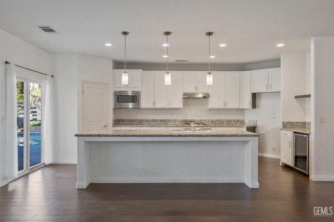 Building Photo - NW Home w/Pool & Firepit!