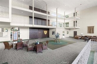 Building Photo - 400 N Acacia Ave