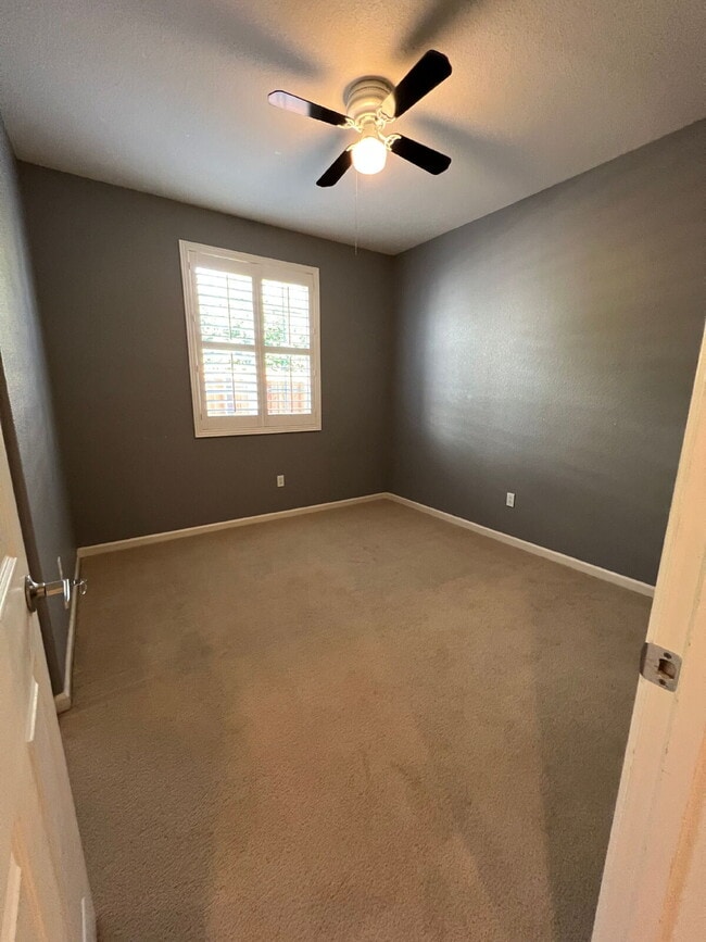 Building Photo - Tracy: $2839 3 bedroom 2 bath single story...