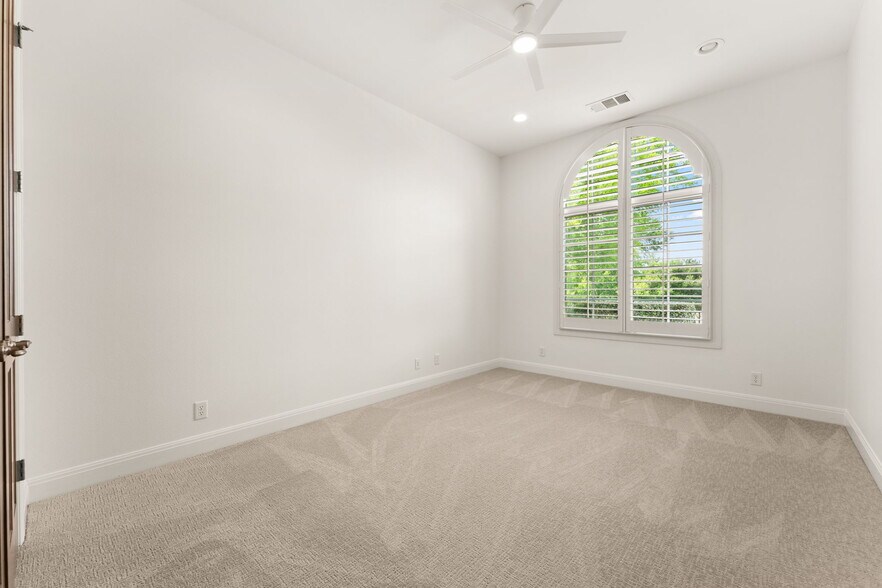 Building Photo - 15 Borello Dr