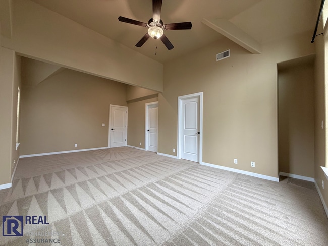 Building Photo - MOVE-IN SPECIAL - Spacious 2BR Townhome with Garage Parking in Prime Beaverton Location!