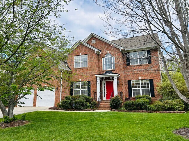 Building Photo - Incredible 4 bedroom/5 bath Tri-level home in Willoughby Park in NW Greensboro with finished base...